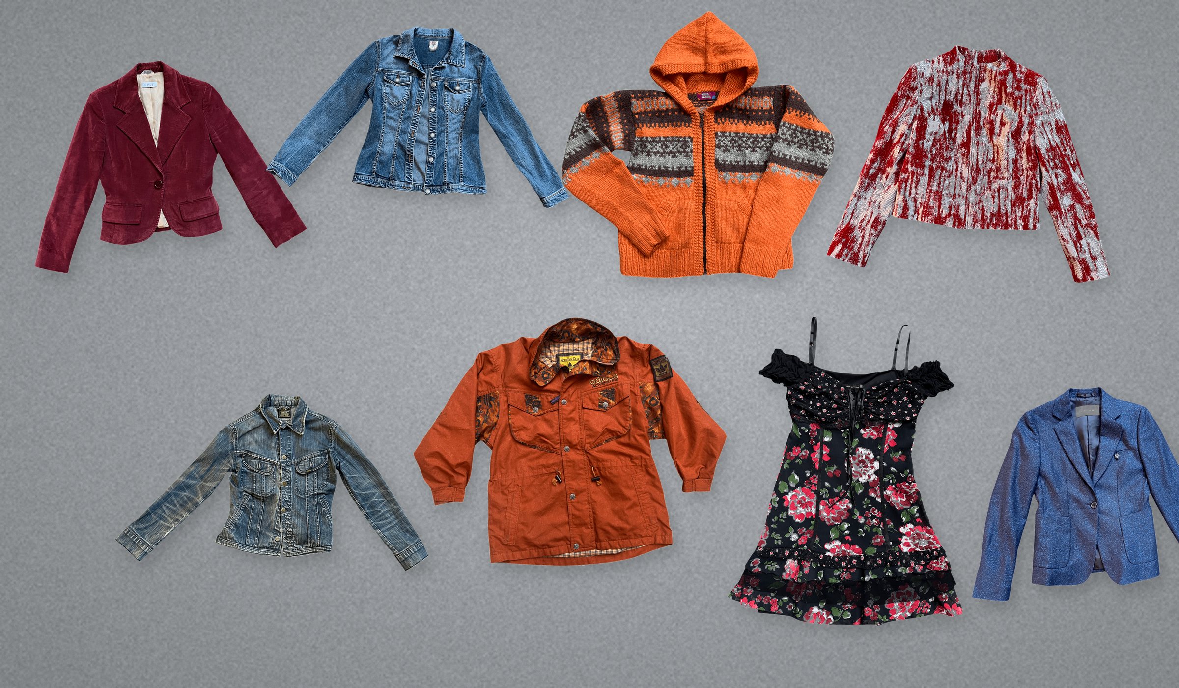Vestes en jean, tricot orange, blazer bordeaux et robe fleurie posés à plat